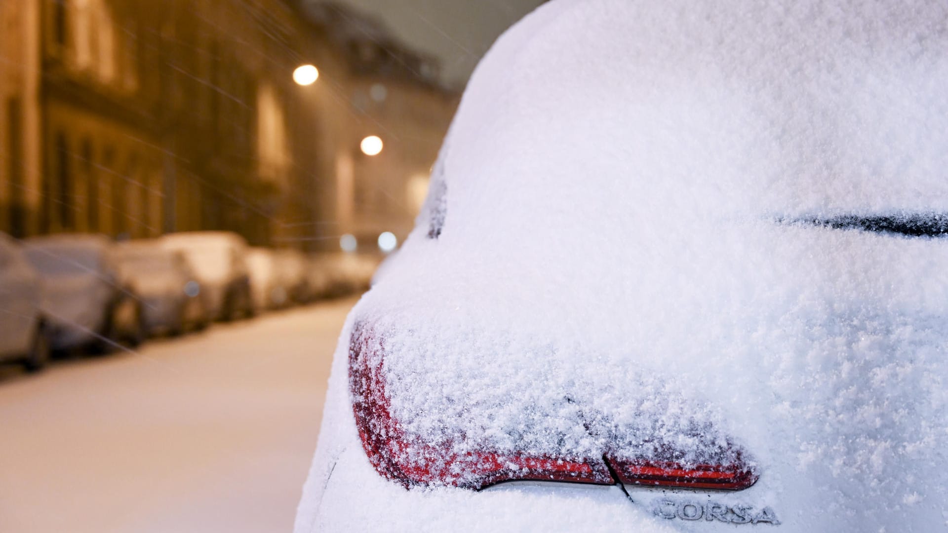 Schnee liegt auf Autos: In Leipzig tauchte ein Gewitter die Stadt in Weiß.