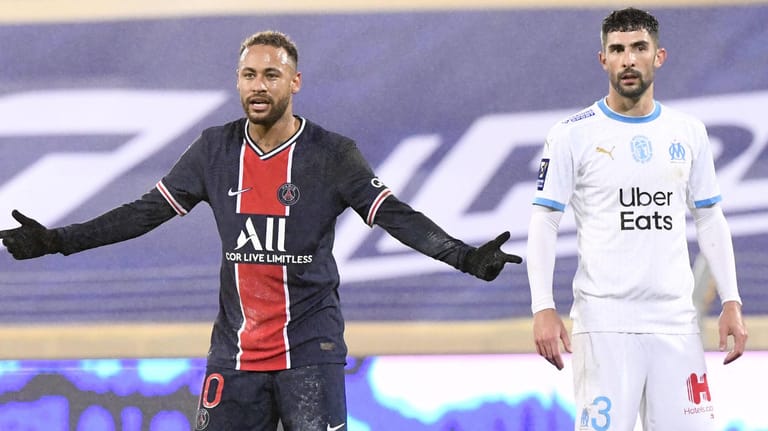 Neymar (l.) mit Erzfeind Álvaro: Die beiden Fußball-Profis lieferten sich auf und neben dem Platz ein Wortgefecht.