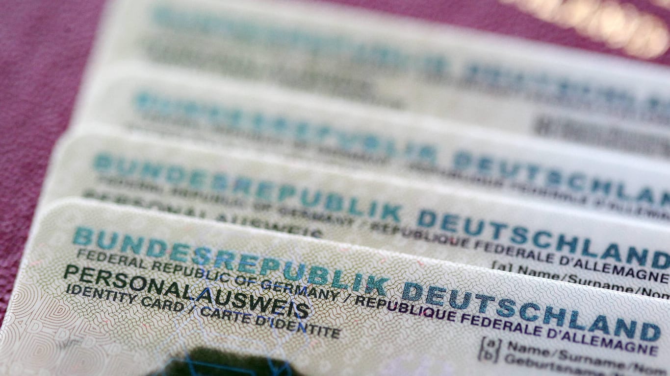 Personalausweise liegen auf einem Reisepass (Symbolbild): In Hagen hat ein Dieb seinen Ausweis zurückgelassen.