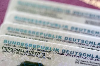 Personalausweise liegen auf einem Reisepass (Symbolbild): In Hagen hat ein Dieb seinen Ausweis zurückgelassen.