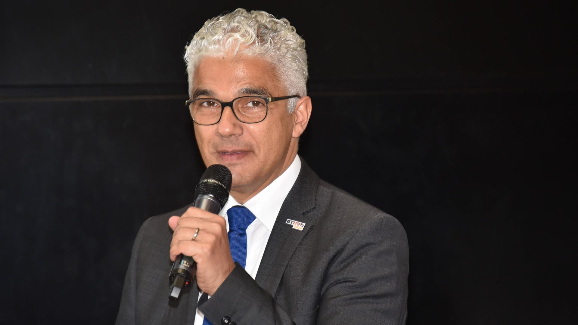 Ashok Sridharan spricht in ein Mikro (Archivbild): Der ehemalige OB von Bonn ist nun als Rechtsanwalt tätig. Ashok Sridharan spricht in ein Mikro (Archivbild): Der ehemalige OB von Bonn ist nun als Rechtsanwalt tätig.