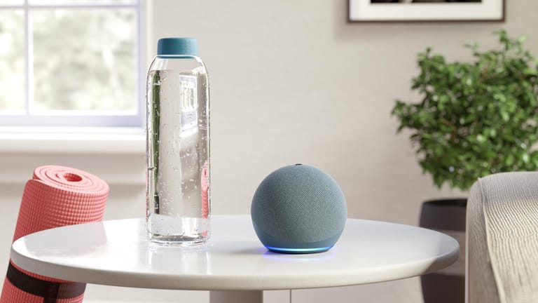 Der Amazon Echo Dot steuert das Smarthome: Heute gibt es den smarten Lautsprecher im Angebot besonders günstig.