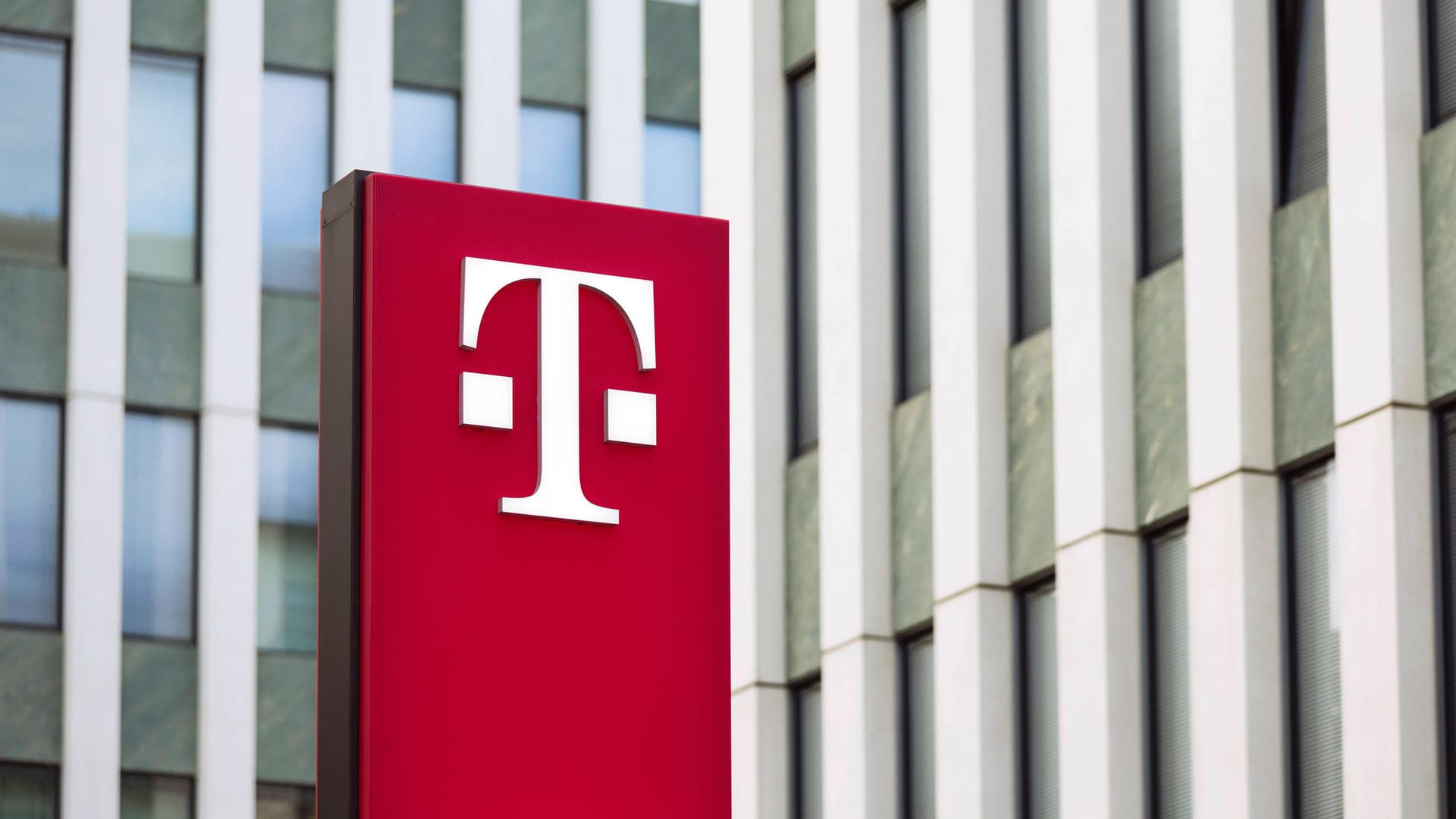 Telekom-Logo: Wer unterwegs mit dem Tablet oder Laptop surfen möchte, findet bei der Telekom passende Datentarife.