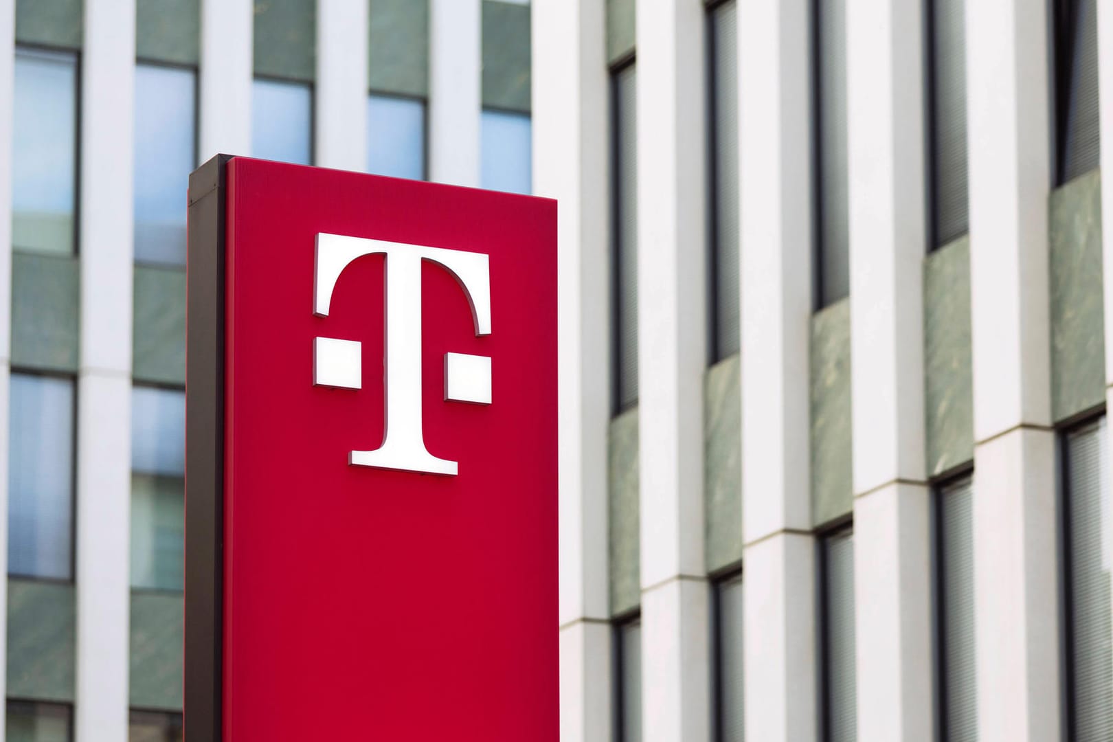 Telekom-Logo: Wer unterwegs mit dem Tablet oder Laptop surfen möchte, findet bei der Telekom passende Datentarife.