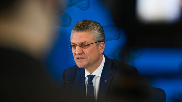 Lothar Wieler, Präsident des Robert Koch-Instituts (RKI), gibt eine Pressekonferenz zur aktuellen Entwicklung bei den Corona-Zahlen. Lothar Wieler, Präsident des Robert Koch-Instituts (RKI), gibt eine Pressekonferenz zur aktuellen Entwicklung bei den Corona-Zahlen.