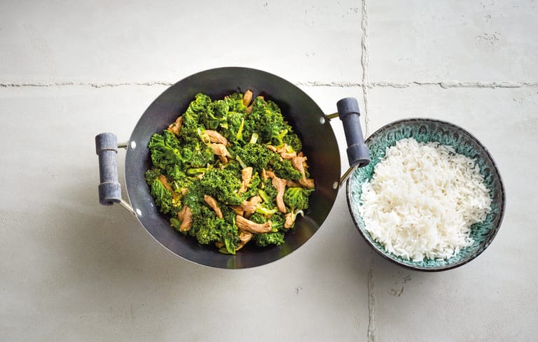 Grünkohl auf asiatische Art: Das Rezept mit Schweinefilet-Stücken kann mit Reis serviert werden.