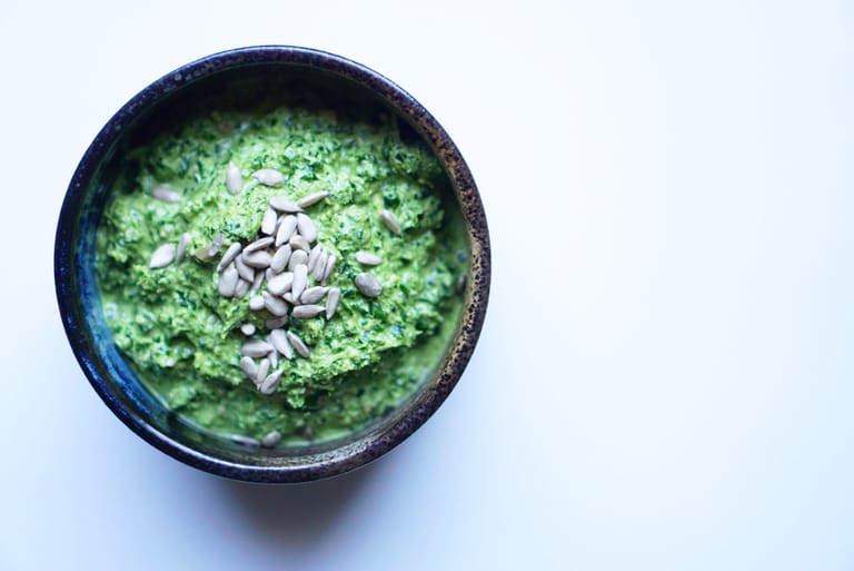 Pesto aus Grünkohl: Das Gemüse kann mit Knoblauch, Sonnenblumenöl und Sonnenblumenkernen im Mixer verrührt werden.