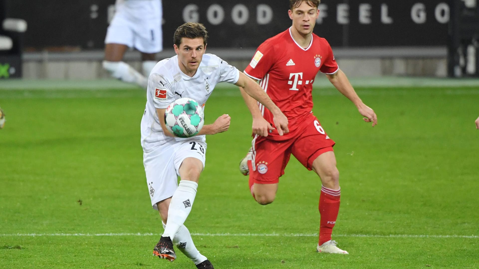 Jonas Hofmann (l.) war einer der Nutznießer der Bayern-Probleme.