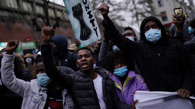 Brüssel: Demonstranten fordern die Aufklärung der Todesumstände eines 23-Jahre alten Schwarzen Mannes kurz nach einem Polizeiverhör.
