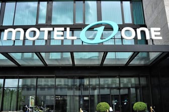 Motel One in München (Symbolbild): Der Chef der Hotelgruppe kritisiert die Bundesregierung scharf.