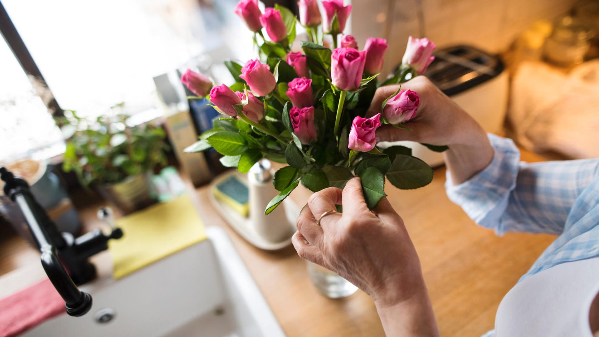 Blumen: Mit Klebeband stehen sie besser in der Vase.