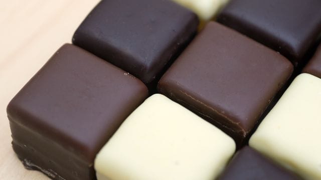 Wer jetzt noch beim Einkauf auf Dominosteine trifft, kann ruhig zugreifen - auch wenn ihr Mindesthaltbarkeitsdatum bald abläuft. Wer jetzt noch beim Einkauf auf Dominosteine trifft, kann ruhig zugreifen - auch wenn ihr Mindesthaltbarkeitsdatum bald abläuft.