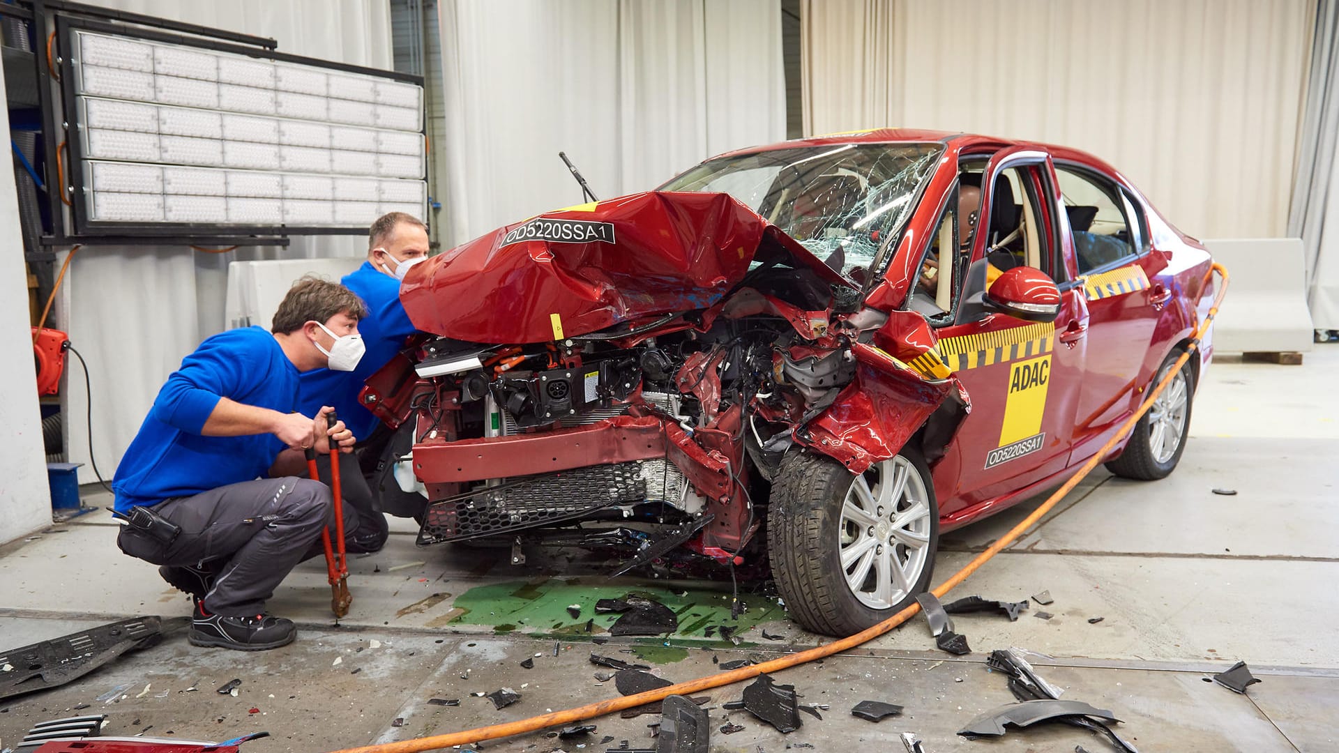 Suda SA01 nach dem Crashtest: Keinerlei Airbags, noch nicht einmal Gurtstraffer, können die Insassen vor Verletzungen schützen.