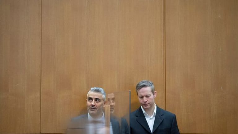 Der Hauptangeklagte Stephan Ernst neben seinem Verteidiger Mustafa Kaplan im Gerichtssaal des Oberlandesgerichts Frankfurt/Main.