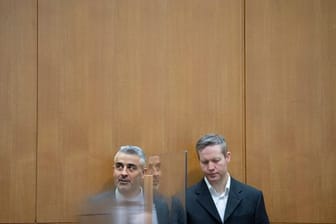 Der Hauptangeklagte Stephan Ernst neben seinem Verteidiger Mustafa Kaplan im Gerichtssaal des Oberlandesgerichts Frankfurt/Main.