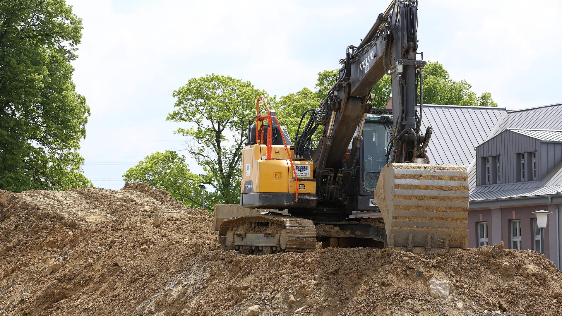 Ein Bagger steht auf einer Baustelle (Symbolbild): Falsche Bauarbeiter haben in Essen eine Seniorin beklaut. Ein Bagger steht auf einer Baustelle (Symbolbild): Falsche Bauarbeiter haben in Essen eine Seniorin beklaut.