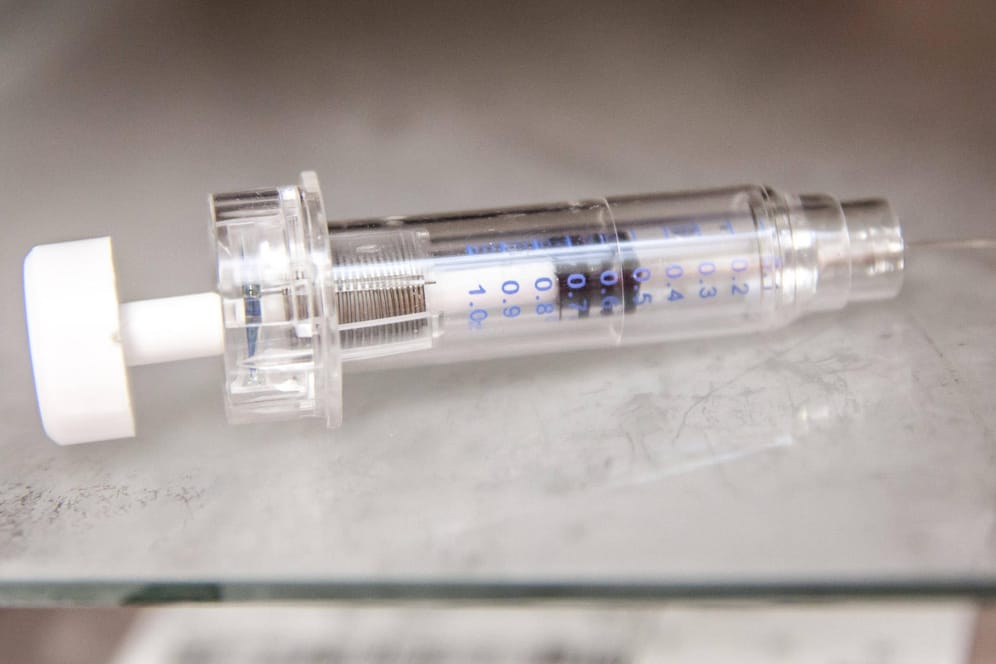 Impfspritze (Symbolbild): Eine Familie aus Rheinland-Pfalz bekam das Vakzin priorisiert