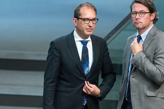 Alexander Dobrindt (l), CSU-Generalsekretär, und Andreas Scheuer (CSU), Bundesminister für Verkehr und digitale Infrastruktur, im Bundestag.