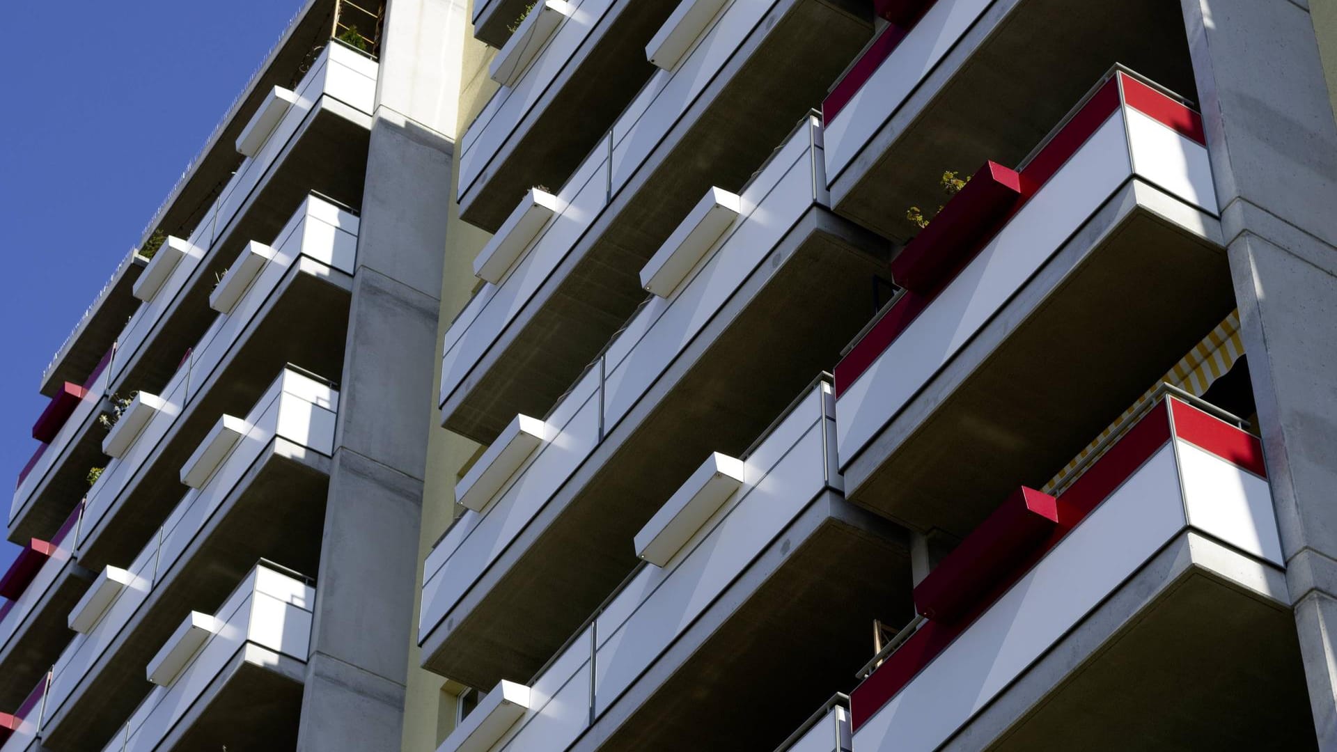 Balkone eines Plattenbaus (Symbolbild): Ein Mann ist bei eisiger Kälte auf einem Balkon ausgesperrt worden.