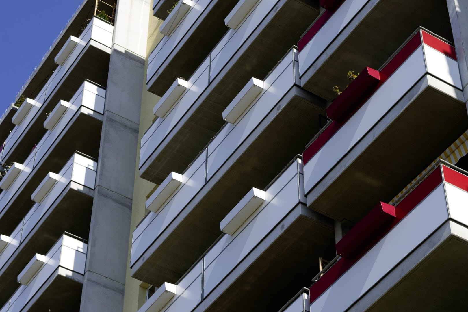 Balkone eines Plattenbaus (Symbolbild): Ein Mann ist bei eisiger Kälte auf einem Balkon ausgesperrt worden.