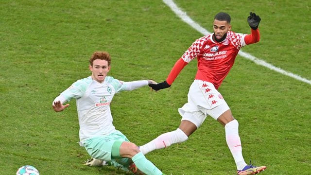 Mainz gegen Werder Bremen: Der Mainzer Jeremiah St. Juste (r) spielt gegen Bremens Joshua Sargent (Archivbild)