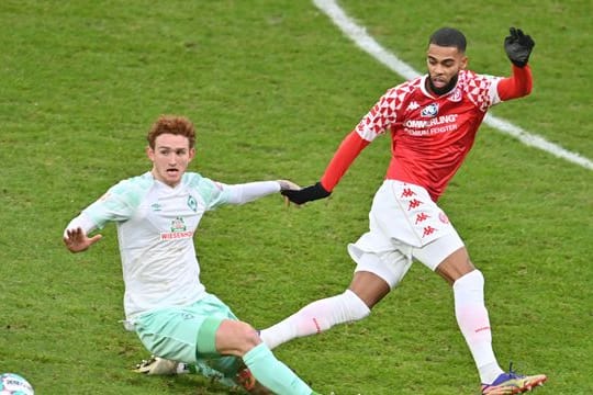 Mainz gegen Werder Bremen: Der Mainzer Jeremiah St. Juste (r) spielt gegen Bremens Joshua Sargent (Archivbild)