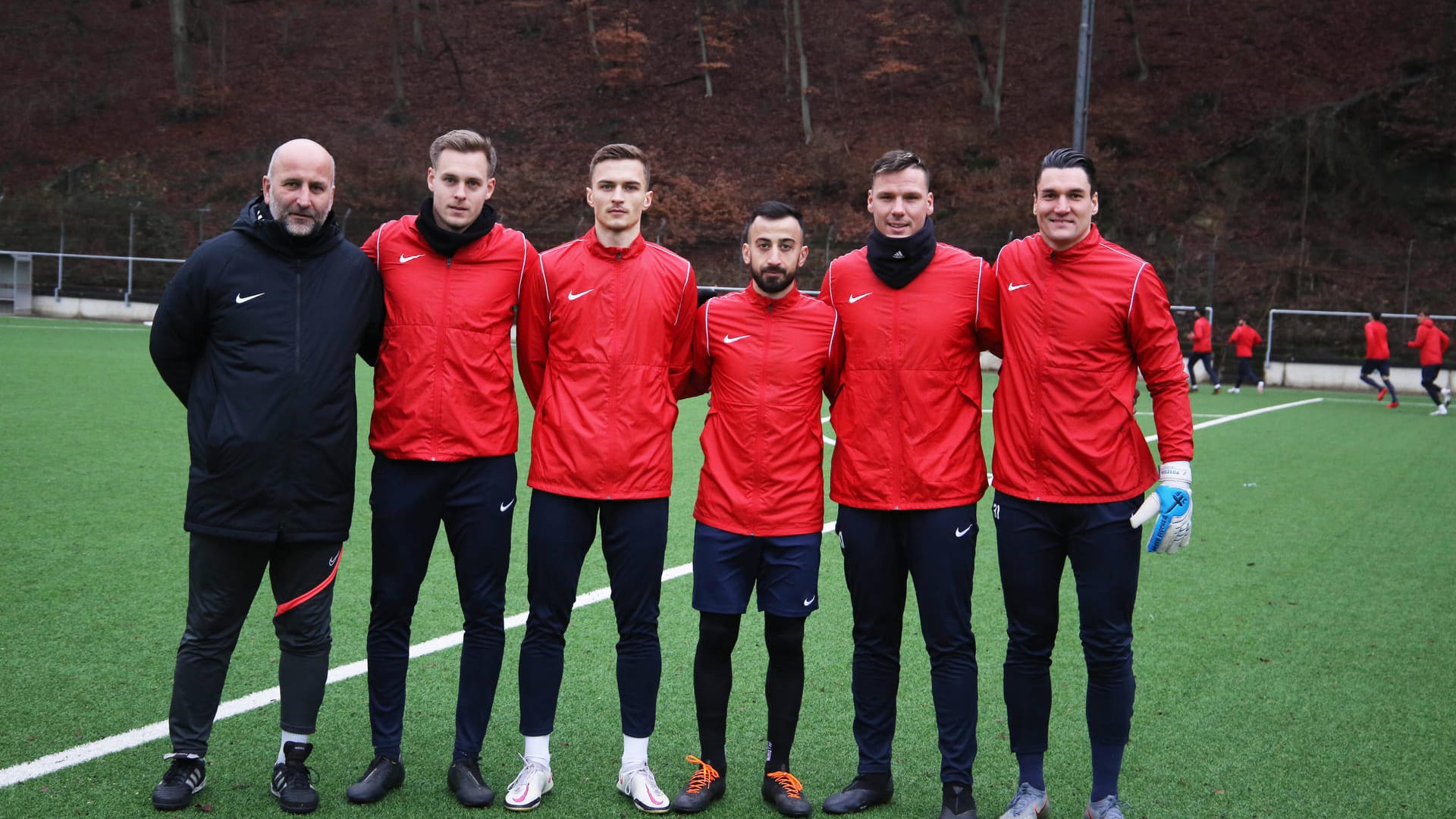 WSV Trainer Björn Mehnert (li.) und seine neuen Spieler (v. li.) Blörn Mehnert, Lars Bender, Moritz Römling, Burak Gencal, Christopher Schorch und Sebastian Patzler: Der WSV hat einige Neuzugänge zu verzeichnen.