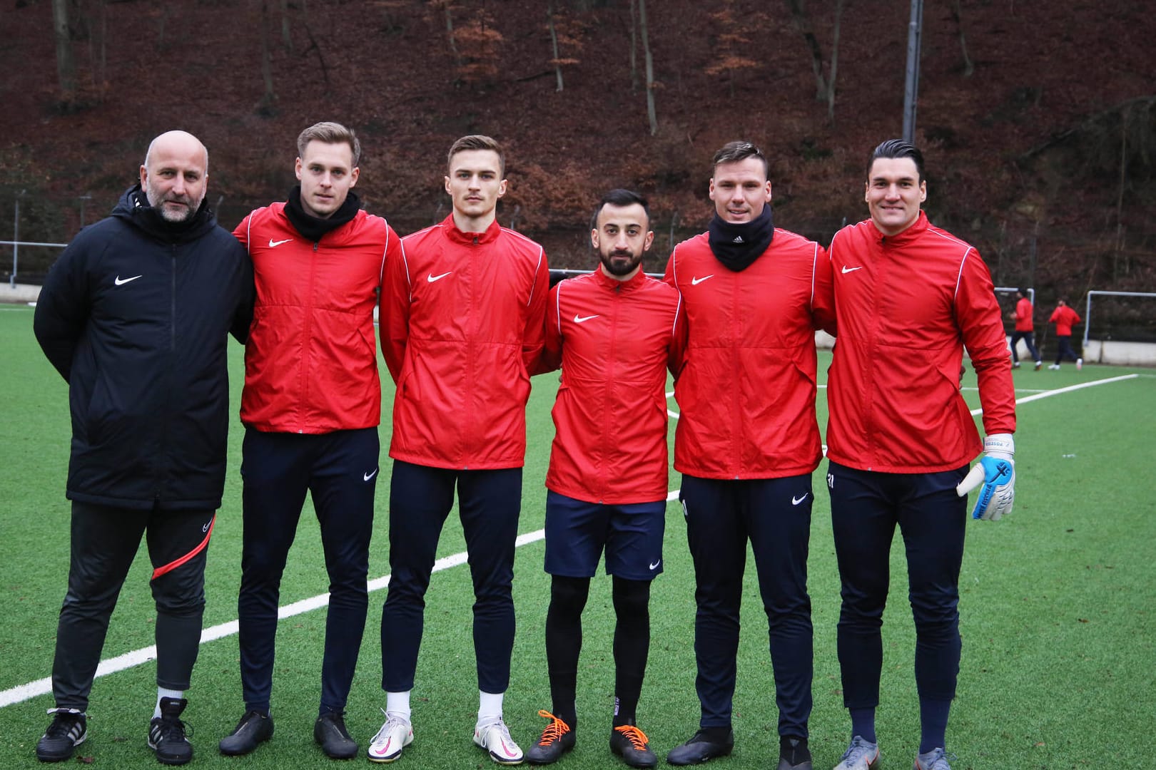 WSV Trainer Björn Mehnert (li.) und seine neuen Spieler (v. li.) Blörn Mehnert, Lars Bender, Moritz Römling, Burak Gencal, Christopher Schorch und Sebastian Patzler: Der WSV hat einige Neuzugänge zu verzeichnen.