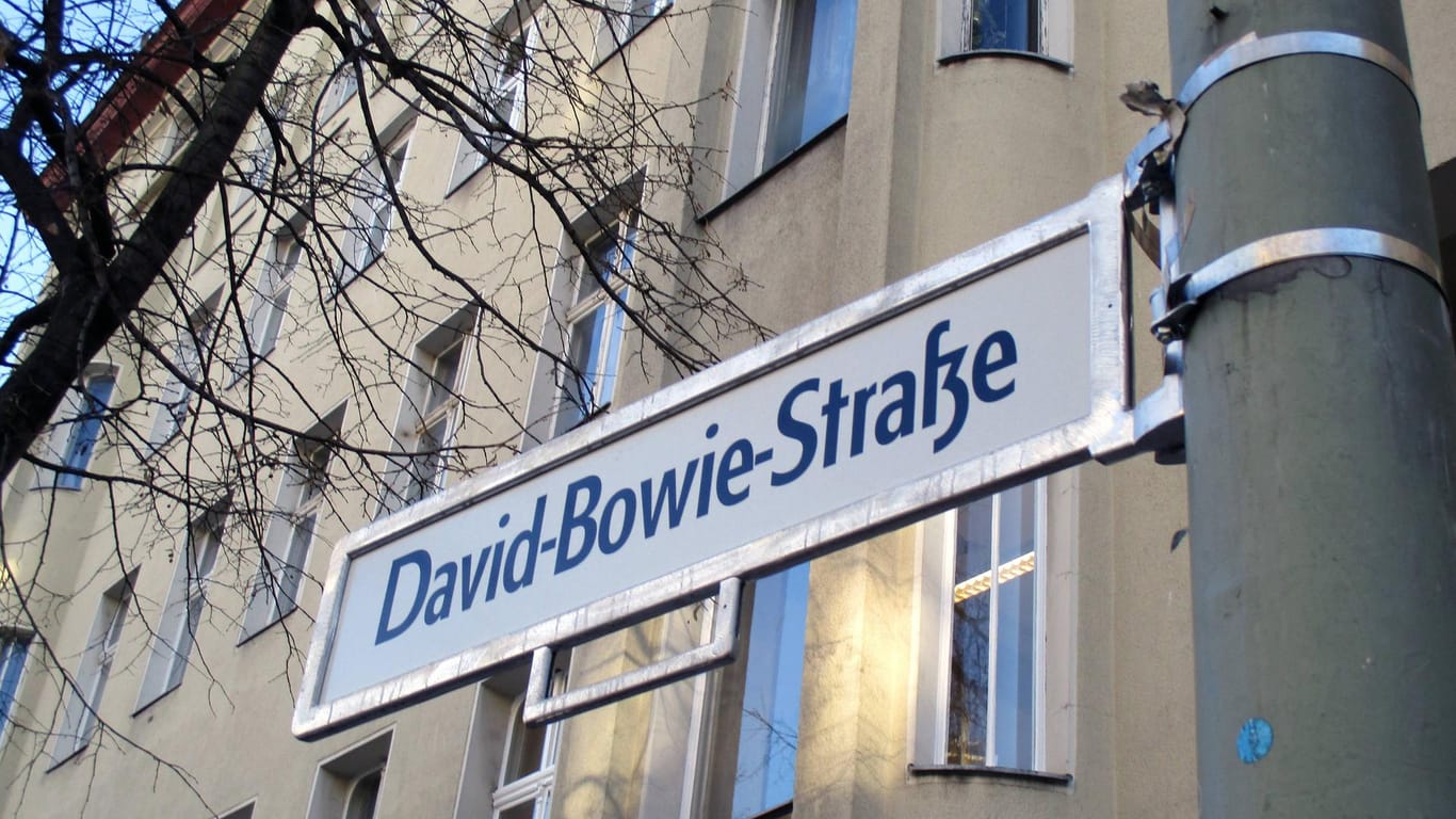 "David-Bowie-Straße" steht auf einem Straßenschild: Zum Tod des Musikers im Januar 2016 haben Fans ihre Trauer bekundet – und forderten die Umbenennung einer Straße.