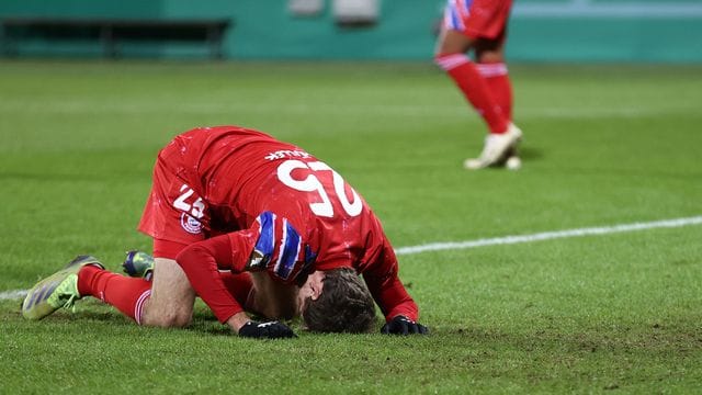 Thomas Müller von Bayern München ärgert sich über eine verpasste Torchance.