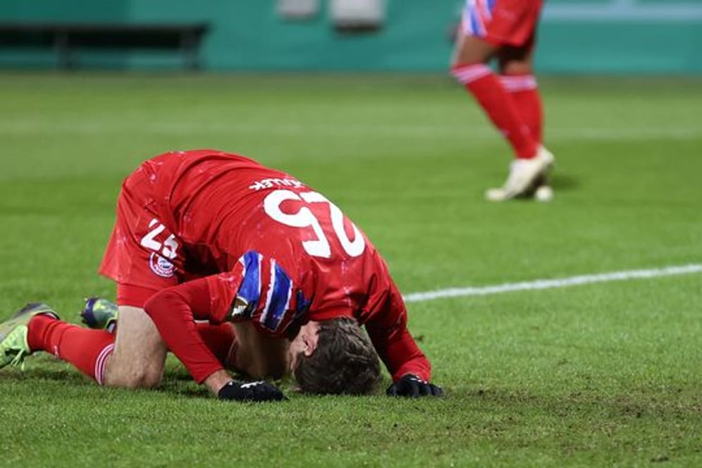 Thomas Müller von Bayern München ärgert sich über eine verpasste Torchance.