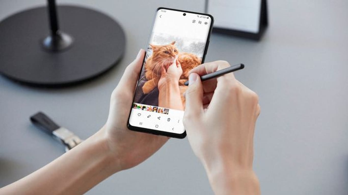 Mit der passiven Variante des S Pen können Nutzerinnen und Nutzer direkt auf dem Bildschirm des Samsung Galaxy-S21 Ultra schreiben.