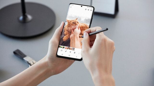 Mit der passiven Variante des S Pen können Nutzerinnen und Nutzer direkt auf dem Bildschirm des Samsung Galaxy-S21 Ultra schreiben. Mit der passiven Variante des S Pen können Nutzerinnen und Nutzer direkt auf dem Bildschirm des Samsung Galaxy-S21 Ultra schreiben.