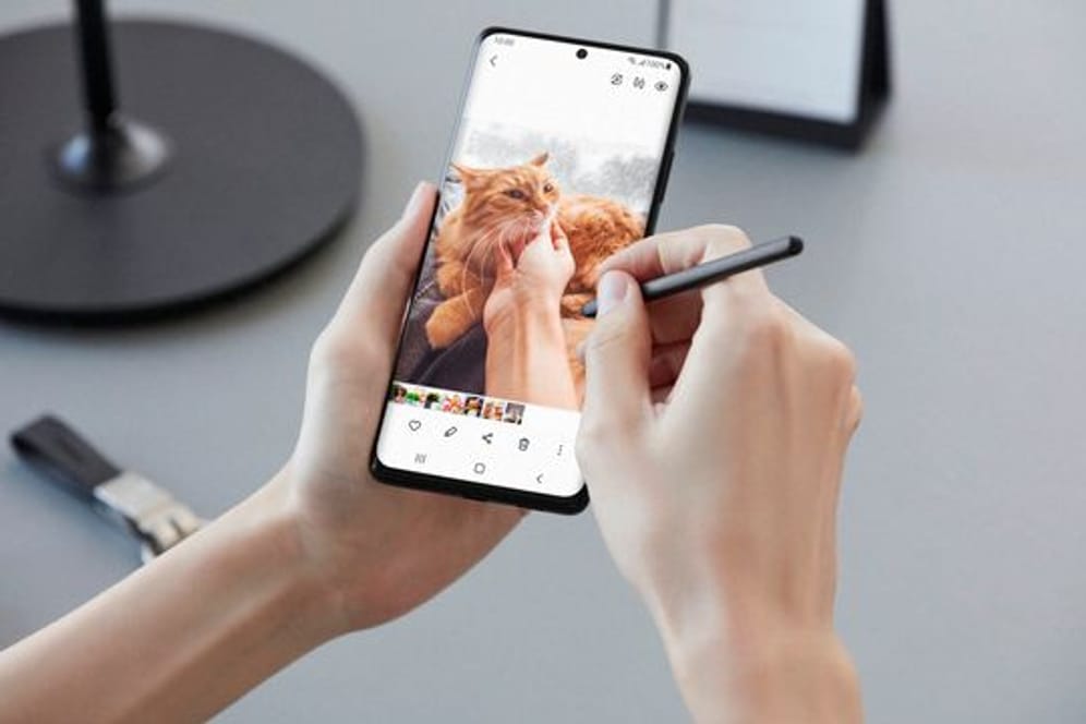 Mit der passiven Variante des S Pen können Nutzerinnen und Nutzer direkt auf dem Bildschirm des Samsung Galaxy-S21 Ultra schreiben.