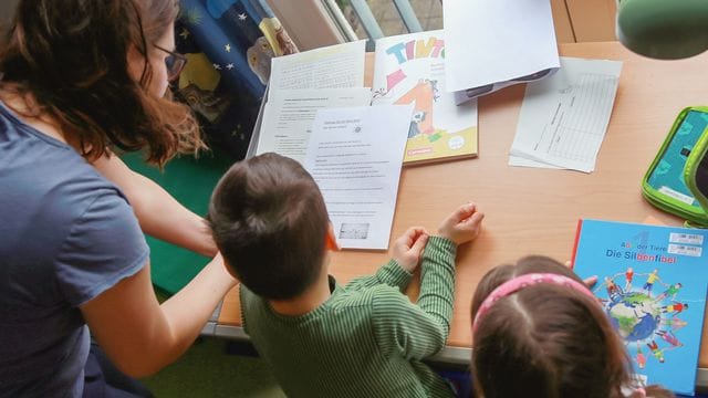 Viele berufstätige Eltern sind jetzt mit Homeschooling beschäftigt.