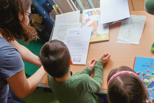 Viele berufstätige Eltern sind jetzt mit Homeschooling beschäftigt.