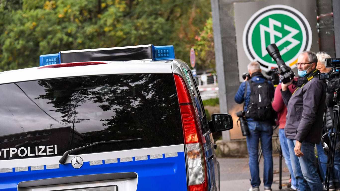 Polizei-Auto und Journalisten vor DFB-Zentrale (Archivbild): Im Oktober hatte es eine Razzia wegen des Verdachts auf Steuerhinterziehung gegeben.