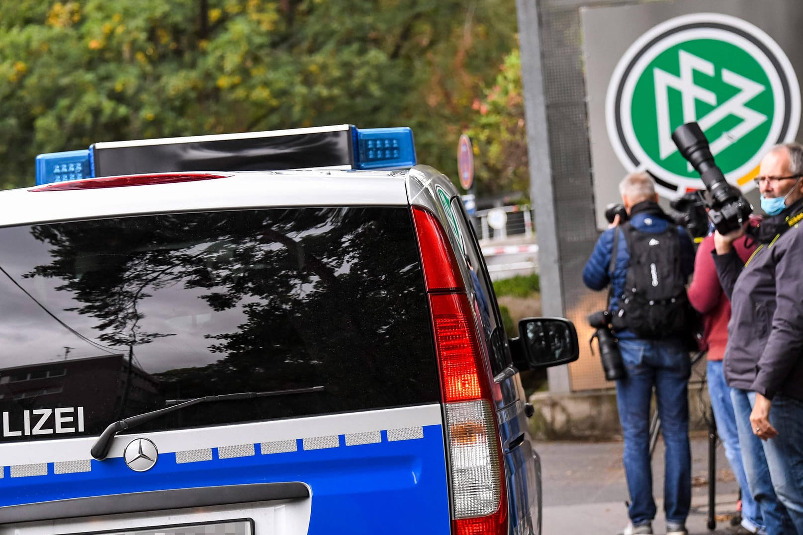 Polizei-Auto und Journalisten vor DFB-Zentrale (Archivbild): Im Oktober hatte es eine Razzia wegen des Verdachts auf Steuerhinterziehung gegeben.