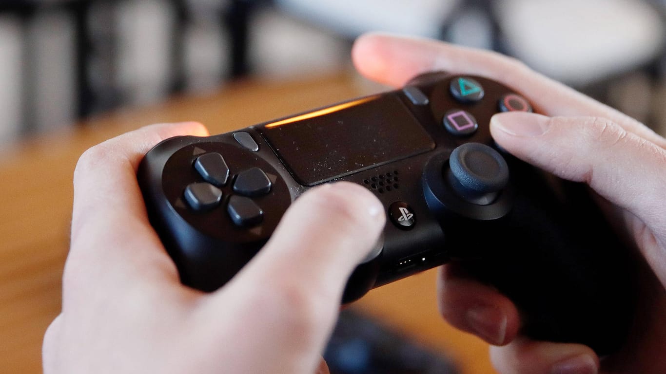 Zwei Hände halten einen Playstation-Controller (Symbolbild): Ein Bielefelder hatte einen Jungen über den Chat aufgefordert, sexuelle Handlungen vorzunehmen.