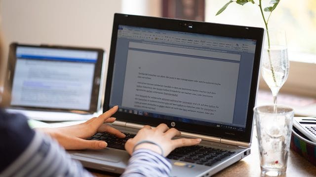 Eine Schülerin sitzt in einem Arbeitszimmer und arbeitet für die Schule. Eine Schülerin sitzt in einem Arbeitszimmer und arbeitet für die Schule.