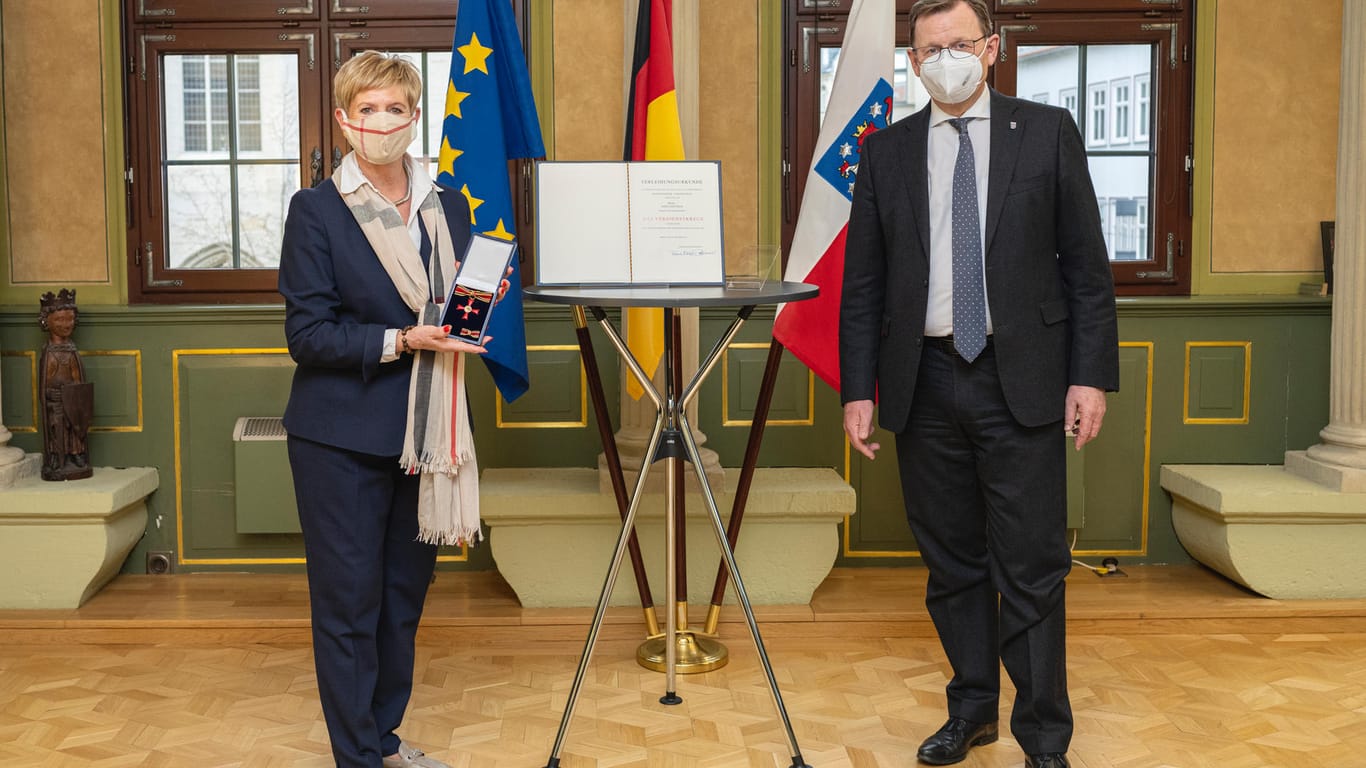Anita Pietsch und Thüringens Ministerpräsident Bodo Ramelow (Linke) in der Thüringer Staatskanzlei: Die Ortsteilbürgermeisterin wurde für ihre ehrenamtliche Arbeit ausgezeichnet.