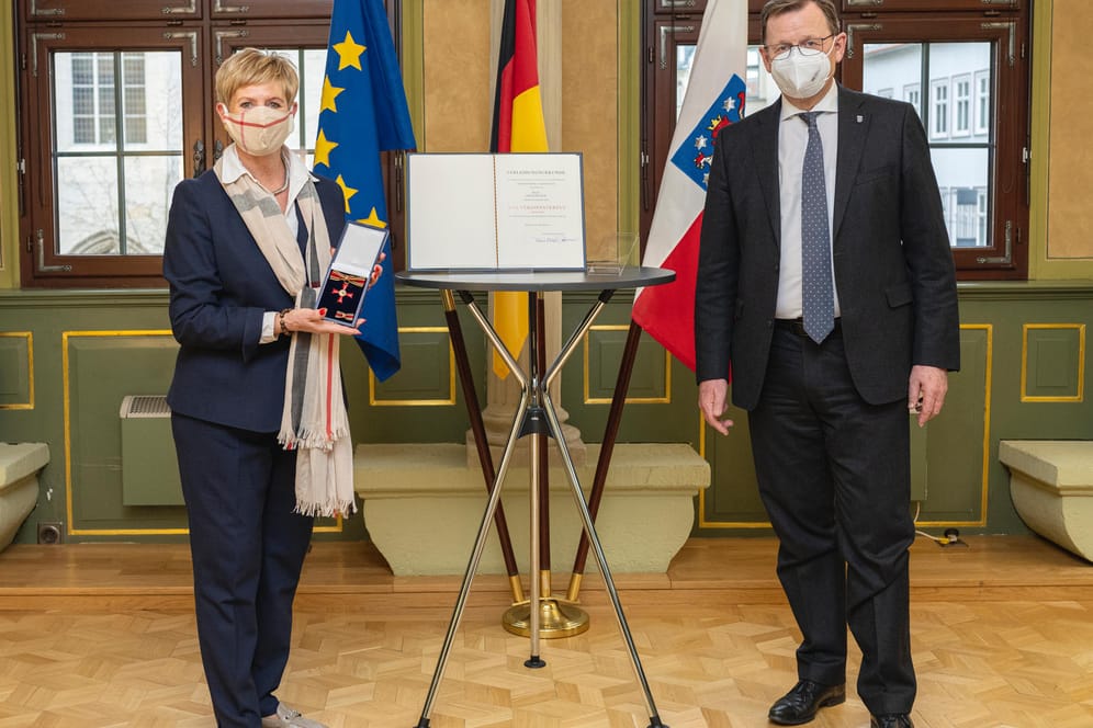Anita Pietsch und Thüringens Ministerpräsident Bodo Ramelow (Linke) in der Thüringer Staatskanzlei: Die Ortsteilbürgermeisterin wurde für ihre ehrenamtliche Arbeit ausgezeichnet.