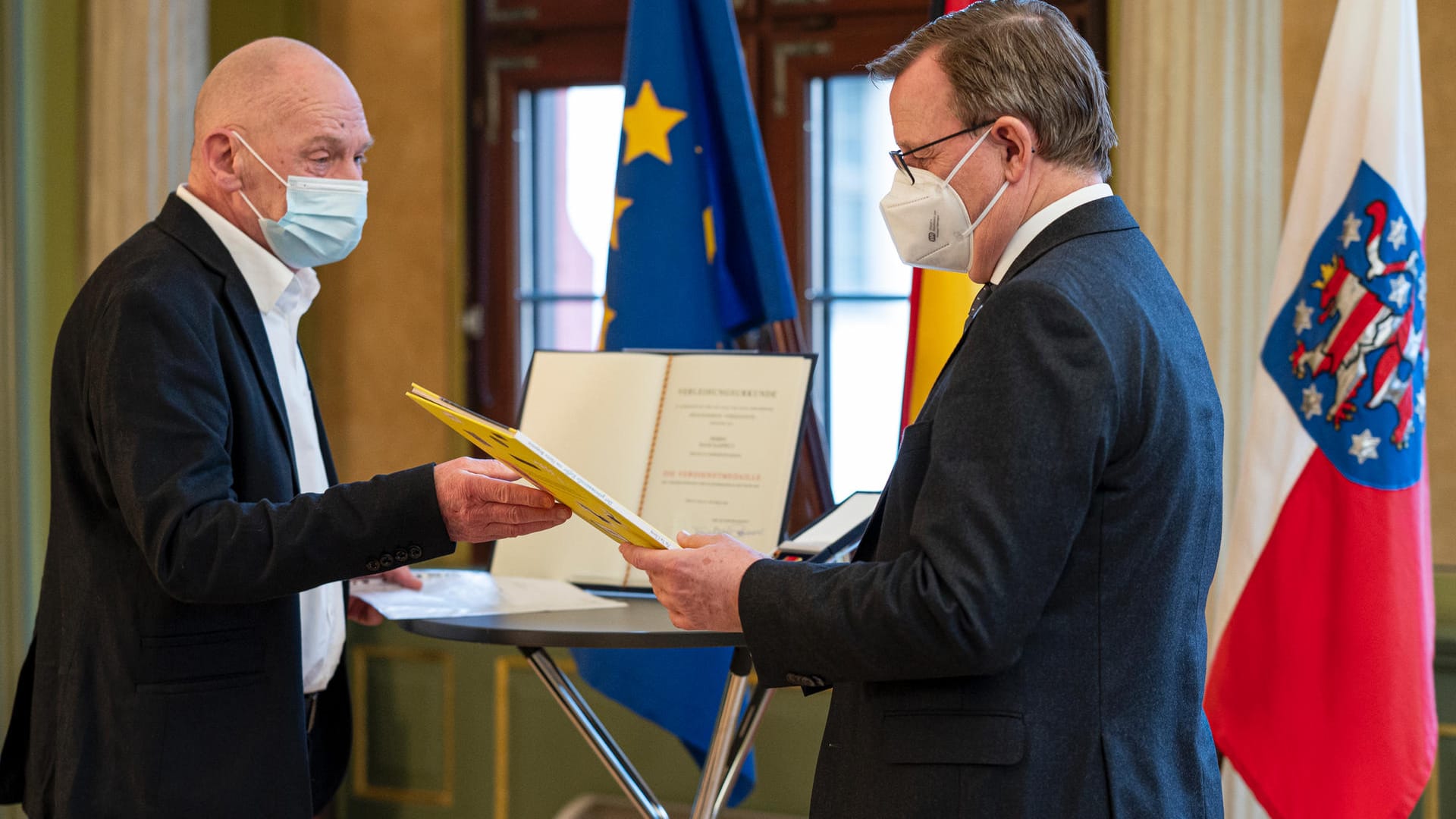 Hans Kappelt und Ministerpräsident Ramelow in der Thüringer Staatskanzlei: Er wurde für "herausragende Verdienste um kulturelle Bildung und Vielfalt in Thüringen" geehrt.