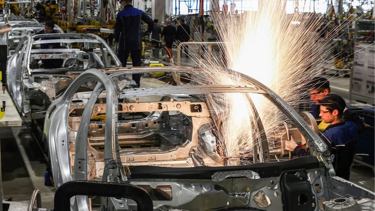 Produktion in einem Daimler-Werk: Die deutsche Wirtschaftsleistung ging in der Krise stark zurück.