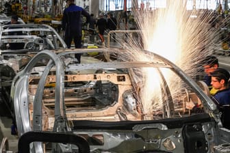 Produktion in einem Daimler-Werk: Die deutsche Wirtschaftsleistung ging in der Krise stark zurück.