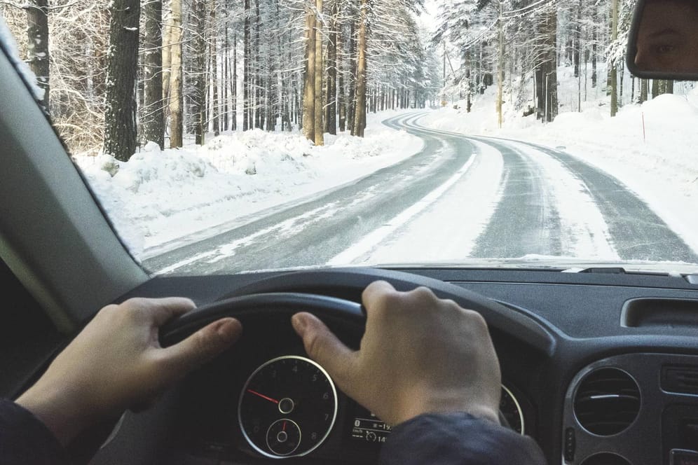 Autofahren im Winter: Einige einfache Faustregeln machen die Fahrt sicherer.