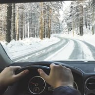 Autofahren im Winter: Einige einfache Faustregeln machen die Fahrt sicherer.