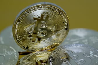 Eine Bitcoin-Münze: Die Kryptowährung ist wieder im Aufstieg.