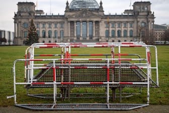Die Störaktionen von Gästen der AfD-Fraktion im Bundestag hat für zwei Beteiligte ein Nachspiel.