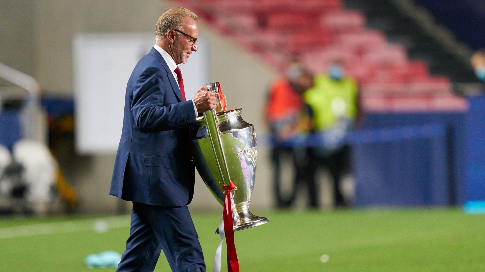 Karl-Heinz Rummenigge trägt den Champions-League-Pokal (Archivfoto): Die Bayern gewannen 2020 die begehrte Trophäe.